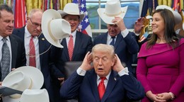 Americký prezident Donald Trump (uprostred) si upravuje vlasy počas spoločného fotenia sa s členmi tímu amerických hokejistov, ktorí na ZOH 1980 v Lake Placid senzačne získali zlaté medaily.