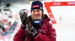 Američanka Mikaela Shiffrinová pózuje s trofejou pre víťazku slalomu žien v Semmeringu.