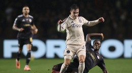 Hráč Ajaxu Lucas Rosa a hráč Qarabagu Emmanuel Addai bojujú o loptu počas zápasu.