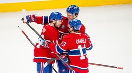 Nick Suzuki (14) z Montrealu Canadiens oslavuje so spoluhráčmi Jurajom Slafkovským (20) a Coleom Caufieldom (13).