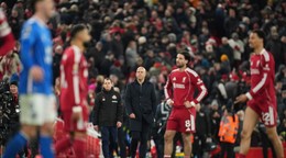 Tréner Liverpoolu Arne Slot a jeho hráči po zápase so Sunderlandom.