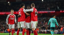 Futbalisti Arsenalu oslavujú gól.