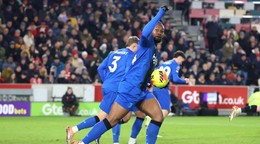  Na archívnej snímke futbalista Bournemouthu Antoine Semenyo sa teší z gólu.