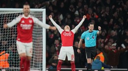 Arsenalský Martin Ödegaard oslavuje po tom, čo jeho spoluhráč z Arsenalu Leandro Trossard strelil tretí gól svojho tímu.