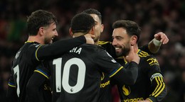 Hráči Manchesteru United oslavujú gól počas zápasu Premier League.