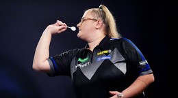 Beau Greavesová počas zápasu 1. kola MS v šípkach 2026. 