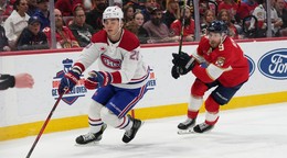 Slovneský útočník Juraj Slafkovský (20) v drese Montrealu Canadiens  korčuľuje s pukom.