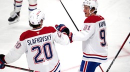 Útočník Montrealu Canadiens Oliver Kapanen oslavuje gól s Jurajom Slafkovským. 