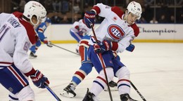 Juraj Slafkovský (20) z Montrealu Canadiens sa snaží prihrať puk počas druhej tretiny proti New York Rangers.