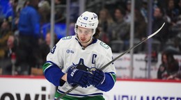 Obranca Quinn Hughes v drese Vancouveru.