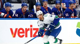 Útočník Vancouveru Kiefer Sherwood v zápase proti New Yorku Islanders.