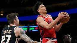 Hráč Kobe Sanders z Los Angeles Clippers (4) preniká proti súperovi Vítovi Krejčímu z Atlanty Hawks (27) v zápase NBA.