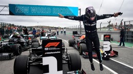 Britský jazdec Lewis Hamilton vyskakuje vtedy zo svojho monopostu Mercedesu po rekordnom 92. víťazstve na Veľkej cene Portugalska Formuly 1.
