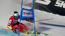 Rakúšan Stefan Brennsteiner počas prvého kola obrovského slalomu vo Val d'Isere.