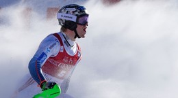 Nór Timon Haugan oslavuje po druhom kole slalomu vo Val d'Isere.