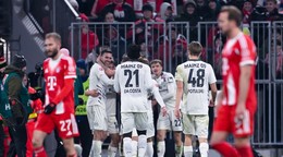 Futbalisti Mainzu oslavujú gól proti Bayernu Mníchov.