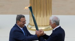 Isidoros Kouvelos (vľavo) odovzdáva pochodeň prezidentovi organizačného výboru Giovannimu Malagovi.