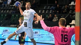 Adam Ochaba (Modra) a Aliaksej Ušal (Prešov) počas zápasu 14. kola Niké Handball Extraligy.