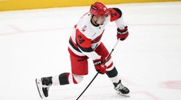 Center Caroliny Hurricanes Seth Jarvis (24) strieľa puk počas predĺženia hokejového zápasu NHL proti Washingtonu.