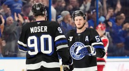 J.J. Moser oslavuje gól s Jakeom Guentzelom.