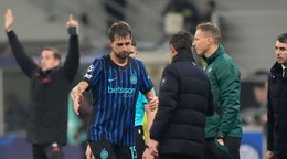 Francesco Acerbi z Interu Miláno opúšťa ihrisko po zranení počas zápasu Ligy majstrov medzi Interom Miláno a Liverpoolom.