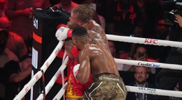 Fotka zo zápasu Anthony Joshua - Jake Paul.
