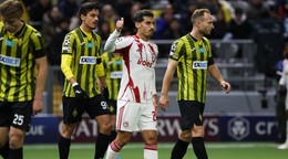 Chiquinho z Olympiakosu uprostred gestikuluje počas zápasu Ligy majstrov medzi Kajratom Almaty a Olympiakosom.