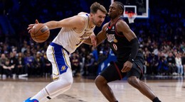 Vľavo hráč Los Angeles Lakers Luka Doncič.