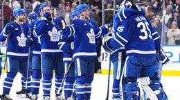 Brankár Toronta Maple Leafs Dennis Hildeby (vpravo) ktorému gratulujú spoluhráči k čistému kontu