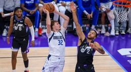 Hráč Dallasu Mavericks a jednotka draftu NBA Cooper Flagg (32) zakončuje cez Kylea Andersona (2) z Utahu Jazz.