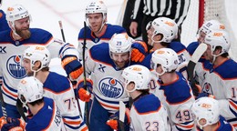 Leon Draisaitl (29) z tímu Edmonton Oilers sa po dosiahnutí 1000. bodu teší so spoluhráčmi.