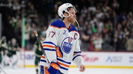 Connor McDavid korčuľuje z ľadu po zápase zámorskej NHL.
