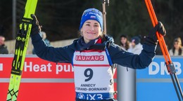 Paulína Bátovská Fialková na ceremoniáli po pretekoch šprintu v Annecy-Le Grand Bornand.