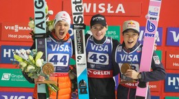 Víťazný slovinský skokan na lyžiach Domen Prevc (v strede).