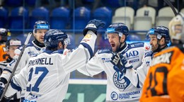 Kapitán Popradu Adam Cracknell (vľavo) mal proti Košiciam bilanciu 3+2.