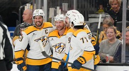 Nashville Predators oslavujú gól. 