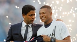 Prezident PSG Nasser Al-Khelaifi (vľavo) hovorí s Kylianom Mbappém z PSG.