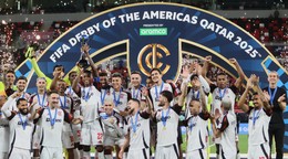 Bruno Henrique (Flamengo) dvíha trofej po víťazstve medzi Cruz Azul a Flamengo.