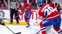 Na snímke slovenský hráč Montrealu Juraj Slafkovský (vpravo) a jeho spoluhráč Cole Caufield (vľavo).