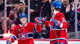 Juraj Slafkovský (vpravo) a jeho spoluhráč Cole Caufield sa radujú z gólu.