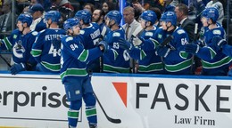 Hráč Vancouveru Canucks Linus Karlsson (94) oslavuje gól so spoluhráčmi.