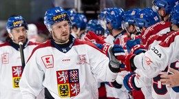 Hokejisti Česka oslavujú gól proti Švajčiarsku.