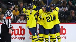 Hokejisti Švédska oslavujú gól.