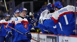 Slovenský hokejista Tobias Tomík (13) sa teší so spoluhráčmi z gólu.