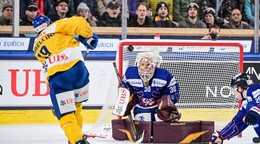 Tambellini skóruje proti Slovákovi Adamovi Gajanovi z tímu U.S. Collegiate Selects počas finále Spenglerového pohára.