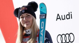 Američanka Lindsey Vonnová pózuje na stupni víťazov.