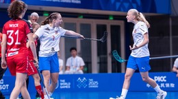 České florbalistky oslavujú gól.