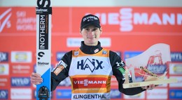 Slovinský skokan na lyžiach Domen Prevc sa teší po triumfe v Klingenthale.