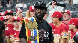 Boxer Terence Crawford sa zúčastňuje zápasu NFL medzi tímami Las Vegas Raiders a Los Angeles Chargers.