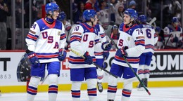 Radosť hráčov USA po strelení gólu do siete Švajčiarska.